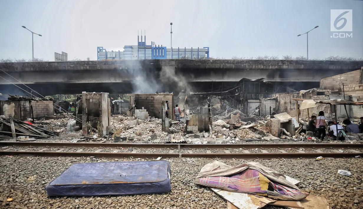 Suasana paska kebakaran di permukiman kumuh di RW 02 Kampung Walang, Lodan Raya, Jakarta, Minggu (25/8). Kondisi Kampung Walang kini porak-poranda. (Liputan6.com/Faizal Fanani)
