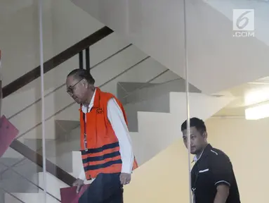 Dua tersangka Kadis PUPR Kabupaten Tulungagung nonaktif Sutrisno dan pemegang saham Blackgold Natural Resources Limited, Johannes Budisutrisno Kotjo bersiap menjalani pemeriksaan lanjutan di gedung KPK, Jakarta, Kamis (6/9). (Merdeka.com/Dwi Narwoko)