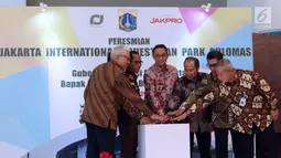 Gubernur DKI Jakarta, Anies Baswedan (ketiga kiri) menekan tombol peresmian Jakarta International Equestrian Park Pulomas, Kamis (2/8). JIEPP akan menjadi venue tiga cabang equestrian Asian Games 2018. (Liputan6.com/Helmi Fithriansyah)