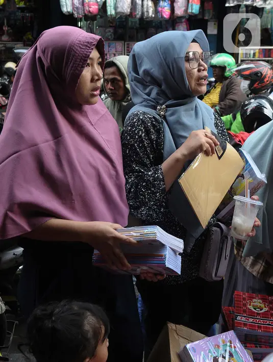 Kebutuhan sekolah tengah diburu lantaran mulai beraktivitas untuk belajar secara offline. (merdeka.com/Imam Buhori)