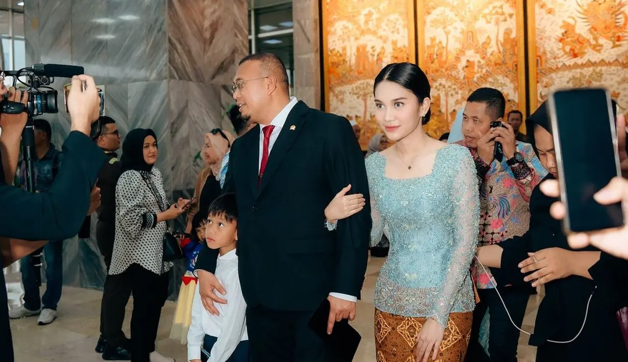 <p>Hadir di gedung DPR, Azizah menemani sang ayah, Andre Rosiade yang dilantik kembali sebagai anggota DPR [@azizasalsha_]</p>