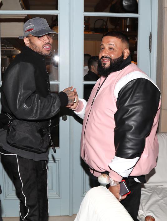 Penyanyi Chris Brown dan DJ Khaled pada acara ulang tahun DJ Khaled di Los Angeles, 2 Desember 2017. Pada acara itu, Chris Brown datang dan pergi bersama Agnez Mo walau tidak berjalan berdampingan. (Jerritt Clark/Getty Images for Ciroc/AFP)