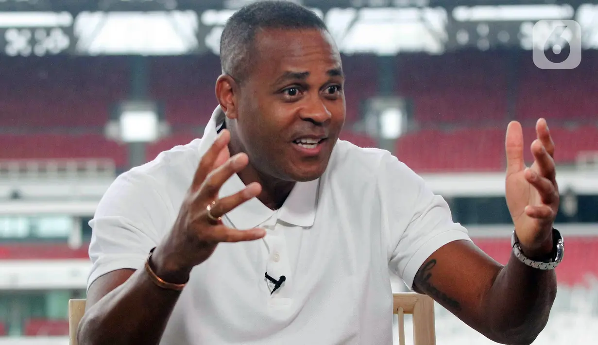 Patrick Kluivert bersama asisten Pelatih Denny Landzaat dan Alex Poster mendapat kontrak menangani Timnas Indonesia selama dua tahun dari 2025 hingga 2027 dengan opsi perpanjangan. (Liputan6.com/Herman Zakharia)