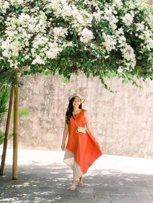 Pilih dress kombinasi warna oranye dan krem, padukan dengan item-item fashion warna krem senada seperti penampilan Jessica Mila satu ini. Instagram/jscmila]