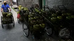 Pedagang eceran gas elpiji tiga kg berada di agen elpiji Karet Kuningan, Jakarta, Selasa (26/5/2015). Untuk menghindari subsidi yang tidak tepat sasaran, Pertamina melabeli gas tiga Kg dengan "Hanya untuk Masyarakat Miskin". (Liputan6.com/Johan Tallo)