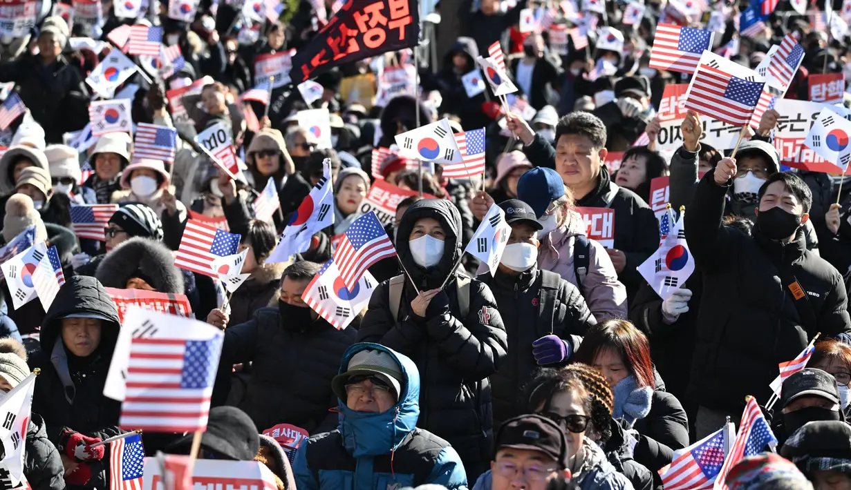 Dalam aksinya, mereka meneriakkan dukungan terhadap Presiden Yoon Suk Yeol sambil mengibarkan bendera Korea Selatan dan Amerika Serikat. (JUNG YEON-JE/AFP)