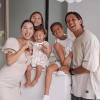 Kabar itu dibagikan melalui unggahan instagram Jennifer baru-baru ini. Dalam foto tersebut terlihat mereka tampil kompak mengenakan busana nuansa krem yang senada.(Instagram/jenniferbachdim).