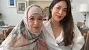Raisa mengenakan atasan kemeja putih dipadukan celana denimnya. Sang ibunda pun tampil dengan baju putih dan kerudung bermotif. [@raisa6690]