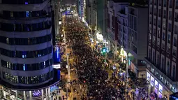 Pemandangan saat ribuan orang berbaris menuju jalan Gran Via untuk memperingati Hari Perempuan Internasional di Madrid (8/3). Mereka menyoroti masalah meningkatnya jumlah wanita yang menjadi korban kekerasan laki-laki. (AFP/Oscar Del Pozo)