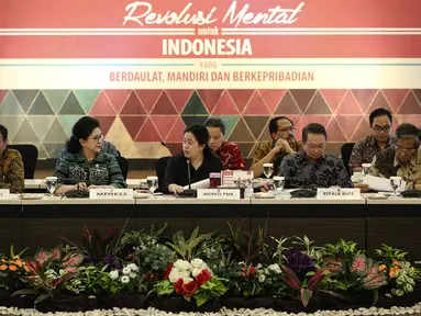 Menko PMK Puan Maharani berbincang dengan Menkes Nila F Moeloek sebelum rapat koordinasi bersama tingkat menteri di Kementerian PMK, Jakarta, Jumat (2/9). Rapat koordinasi tersebut terkait antisipasi banjir dan tanah longsor. (Liputan6.com/Faizal Fanani)