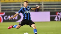 Gelandang Inter Milan, Nicolo Barella, menendang bola saat melawan Parma pada laga Serie A di Stadion Ennio Tardini, Minggu (28/6/2020). Inter Milan menang 2-1 atas Parma. (AP/Marco Alpozzi)