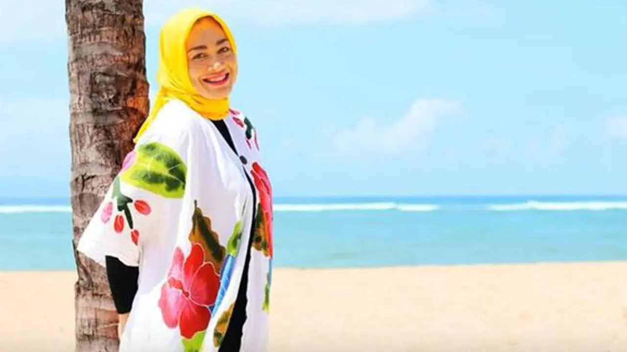 Dewi Hughes makin langsing dan sehat/copyright: YouTube.com/dewi hughes hypnoteraphy
