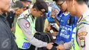 Polisi memeriksa tas yang dibawa oleh para Bobotoh saat memasuki kawasan SUGBK, Jakarta, Minggu (18/10/2015). Kedatangan Bobotoh untuk mendukung Persib Bandung melawan Sriwijaya FC di Final Piala Presiden 2015 (Liputan6.com/Herman Zakharia)