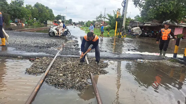 Rel Banjir Ditimbun Batu, KA Pandalungan dan Blambangan Ekspres Kembali Beroperasi