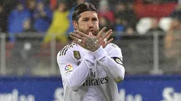 Bek Real Madrid, Sergio Ramos berselebrasi usai mencetak gol ke gawang Eibar lewat titik penalti pada pertandingan lanjutan Liga Spanyol di  stadion Ipurua (9/11/2019). Real Madrid menang telak 4-0 atas Eibar. (AP Photo/Alvaro Barrientos)