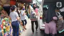 Pedagang melayani pembeli di salah satu pusat penjualan parsel di kawasan Cikini, Jakarta, Rabu (13/5/2020). Selama bulan Ramadan, para pedagang mengaku omzet penjualan parsel turun hingga 90 persen dibandingkan tahun lalu akibat adanya pandemi virus corona COVID-19. (Liputan6.com/Immanuel Antonius)