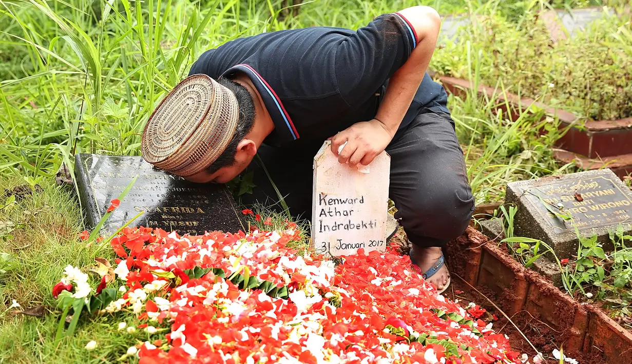 Anak ke-3 Indra Bekti dan Aldila Jelita, Kenward Athar Indrabekti kini sudah kembali ke hadapan Sang Pencipta. Jenazahnya pun kini sudah dikebumikan tepat di sebelah makam kedua orang tua Bekti. (Bambang E. Ros/Bintang.com)