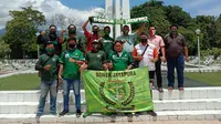 Peringati Hari Pahlawan, Bonek Tabur Bunga di Makam Pahlawan Jayapura