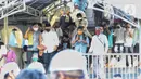 Warga usai melaksanakan salat Idul Fitri 1441 H berjemaah di Masjid Jami Assa'Dah kebayoran Lama, Jakarta, Sabtu (24/5/2020). Warga yang hendak salat Id diwajibkan untuk menerapkan protokol kesehatan. (Liputan6.com/Johan Tallo)