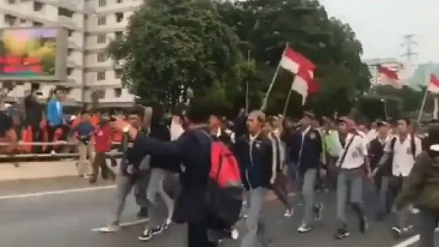 Anak STM turun ke jalan.