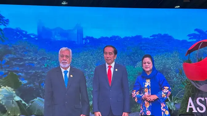 <p>Presiden Jokowi dan Ibu Iriana menyambut Presiden Timor Leste Xanana Gusmao sebelum KTT ke-43 ASEAN dimulai di Plenary Hall, JCC, Jakarta, Selasa (5/9/2023). (Liputan6/Benedikta Miranti)</p>