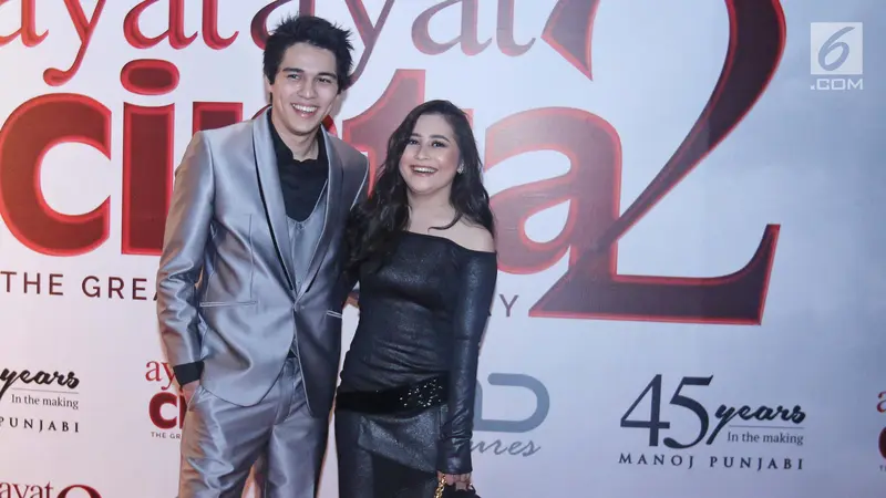 Gandeng Pasangan, Chelsea Islan dan Prilly Pamer Kemesraan di Gala Premier Ayat-Ayat Cinta 2