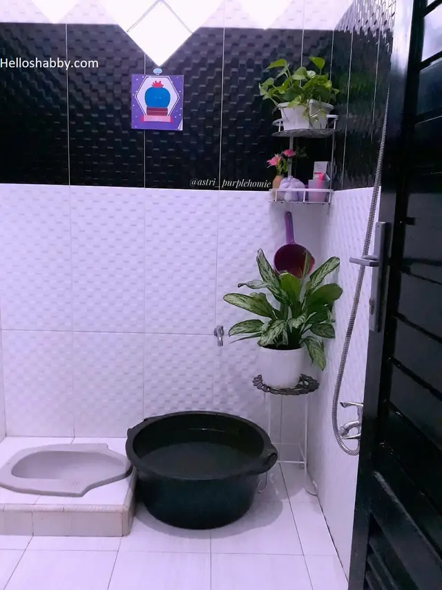 Desain Kamar Mandi Minimalis Kloset Jongkok Shower dengan Sentuhan Tropis