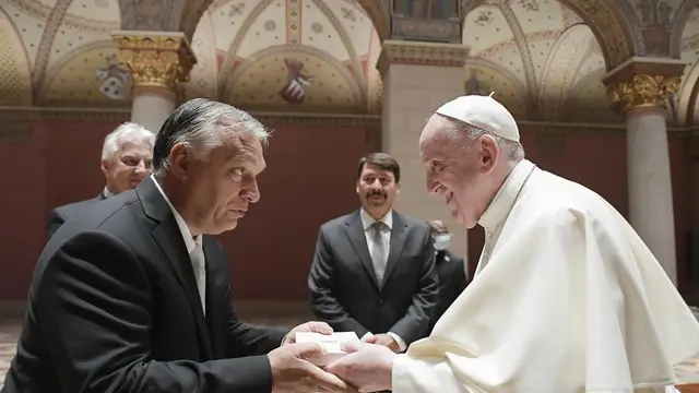 Paus Fransiskus bertukar hadiah dengan Perdana Menteri Hongaria Viktor Orban, di Museum Seni Rupa Budapest, Minggu, 12 September 2021