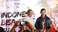 CDM Olimpiade Rio 2016, Raja Sapta Oktohari menerima raket dari Perwakilan PBSI Rexy Mainaky pada jumpa pers di Senayan, Jakarta, Jumat (3/8/2016). (Bola.com/Nicklas Hanoatubun)