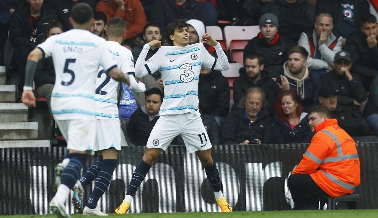 Selebrasi pemain Chelsea, Joao Felix (tengah), yang mencetak gol ketiga bagi timnya ke gawang Bournemouth dalam pertandingan lanjutan pekan ke-35 Liga Inggris 2022/2023 yang berlangsung di Vitality Stadium, Sabtu (6/5/2023). (AFP/Ian Kington)