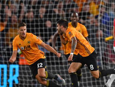 Para pemain Wolverhampton merayakan gol yang dicetak Ruben Neves ke gawang Manchester United pada laga Premier League di Stadion Molineux, Wolverhampton, Senin (19/8). Kedua klub bermain imbang 1-1. (AFP/Paul Ellis)