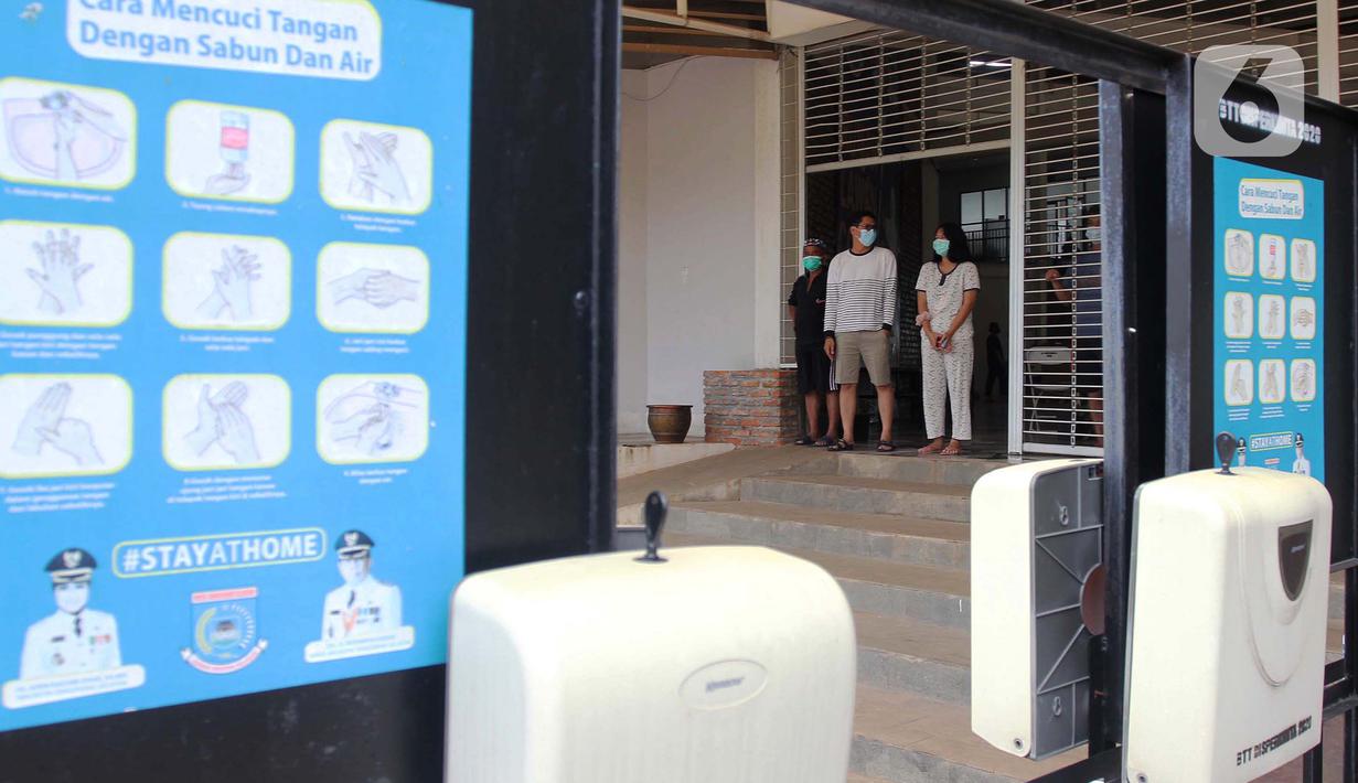 Pasien positif  Orang Tanpa Gejala (OTG) di Rumah Lawan Covid-19 Tangerang Selatan, Jumat (1/1/2021). Sebanyak 113 Pasien OTG  dirawat di rumah melawan Covid-19 di kawasan Tangsel dan enam pasien dinyatakan sembuh dan dipulangkan. (merdeka.com/ Arie Basuki)