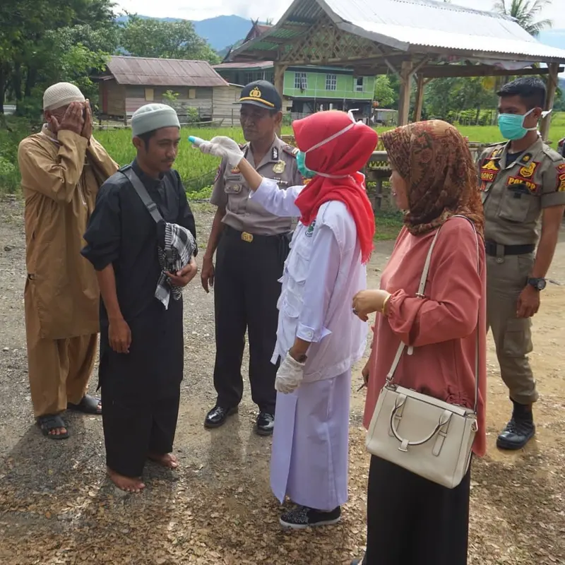 Setiap orang yang hendak masuk ke Sulawesi Barat di periksa kesehatannya (Abdul Rajab Umar)