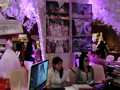 Pekerja berjaga di sebuah Stand Pameran "Wedding Open House" di Hotel Grand Mercure, Jakarta, Sabtu (20/2/2016). Pameran serta Fashion Show Wedding Open House ini di gelar dari tanggal 20 - 21 Februari Mendatang.(Liputan6.com/Johan Tallo)
