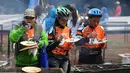 Sejumlah pengunjung memakan ikan bakar pada puncak peringatan Hari Ikan Nasional ke-2 di Senayan, Jakarta, Minggu (22/11/2015). Puncak Harkannas ke-2 dihadiri ibu Wakil Presiden, Mufidah Jusuf Kalla. (Liputan6.com/Helmi Fithriansyah)