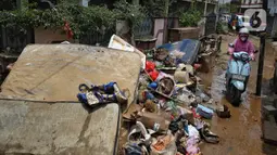 Sejak Rabu (5/3/2025) pagi, di sejumlah permukiman terdampak banjir, warga mulai membersihkan sisa lumpur serta sampah yang terbawa arus banjir. (Liputan6.com/Angga Yuniar)