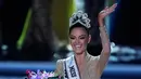 Miss Afrika Selatan, Demi-Leigh Nel-Peters melambaikan tangan usai disematkan mahkota Miss Universe 2017 pada malam final di Las Vegas, Minggu (26/11). Demi-Leigh yang berusai 22 tahun merupakan lulusan jurusan Manajemen Bisnis. (AP/John Locher)