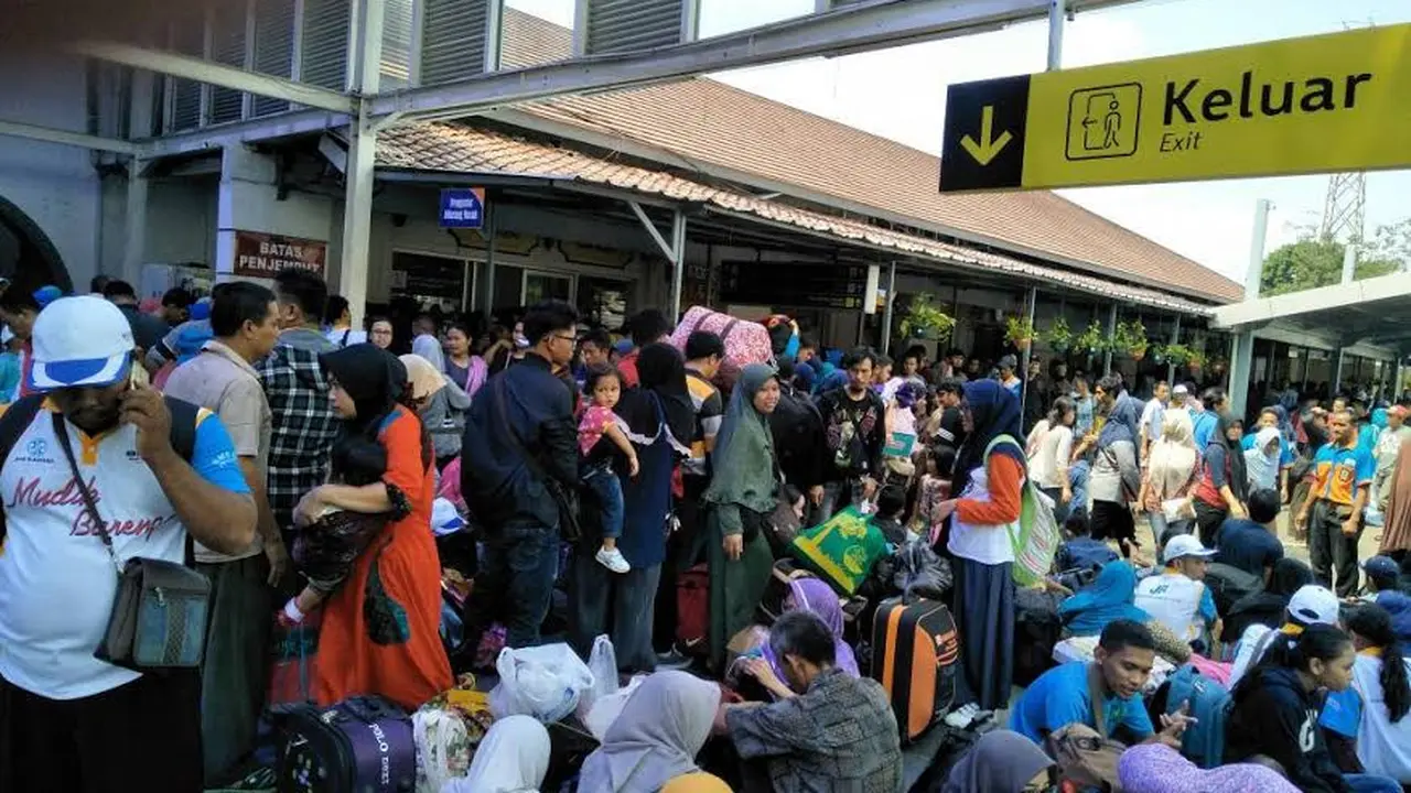 Jumlah penumpang kereta api di Stasiun Pasar Senen, Jakarta terus naik jelang momen mudik Lebaran. (Liputan6.com/Septian Deny)