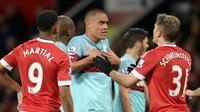 Gelandang Manchester United (MU), Bastian Schweinsteiger, saat beradu argumen dengan bek West Ham United, Winston Reid, pada laga Premier League, di Old Trafford, Minggu (5/12/2015). (BBC)