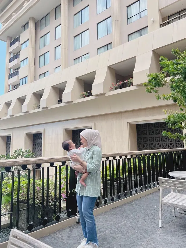 Ajak Anak, Ini 6 Momen Liburan Kesha Ratuliu dan Suami di Jogja