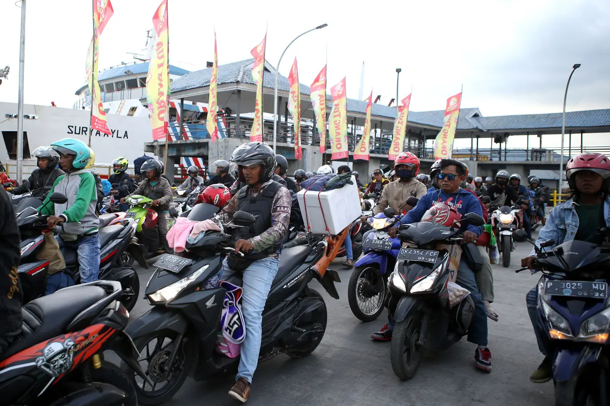 Pemudik Padati Pelabuhan Gilimanuk Bali