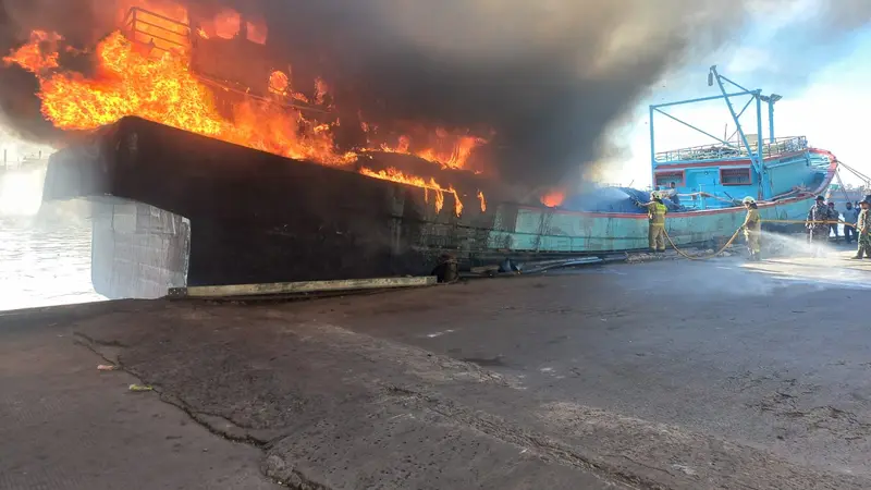Kebakaran 2 kapal motor di Muara Baru, Jakarta Utara.