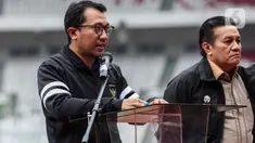 Ketua Komite Pemilihan PSSI Amir Burhanuddin (kiri) dan Ketua Komite Banding pemilihan Gusti Randa mengumumkan sejumlah nama calon ketua dan wakil ketua PSSI di Stadion Gelora Bung Karno (SUGBK), Jakarta, Selasa (31/1/2023). Komite Pemilihan PSSI mengumumkan lima calon ketua, 16 wakil ketua dan 53 komite Eksekutif (Exco) periode 2023-2027. (Liputan6.com/Johan Tallo)