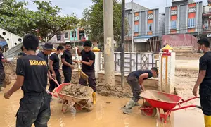 Proses pembersihan lumpur di Masjid Raya Al-Furqan Aceh Tamiang pasca banjir bandang, oleh polisi dan warga. (Humas Polri)