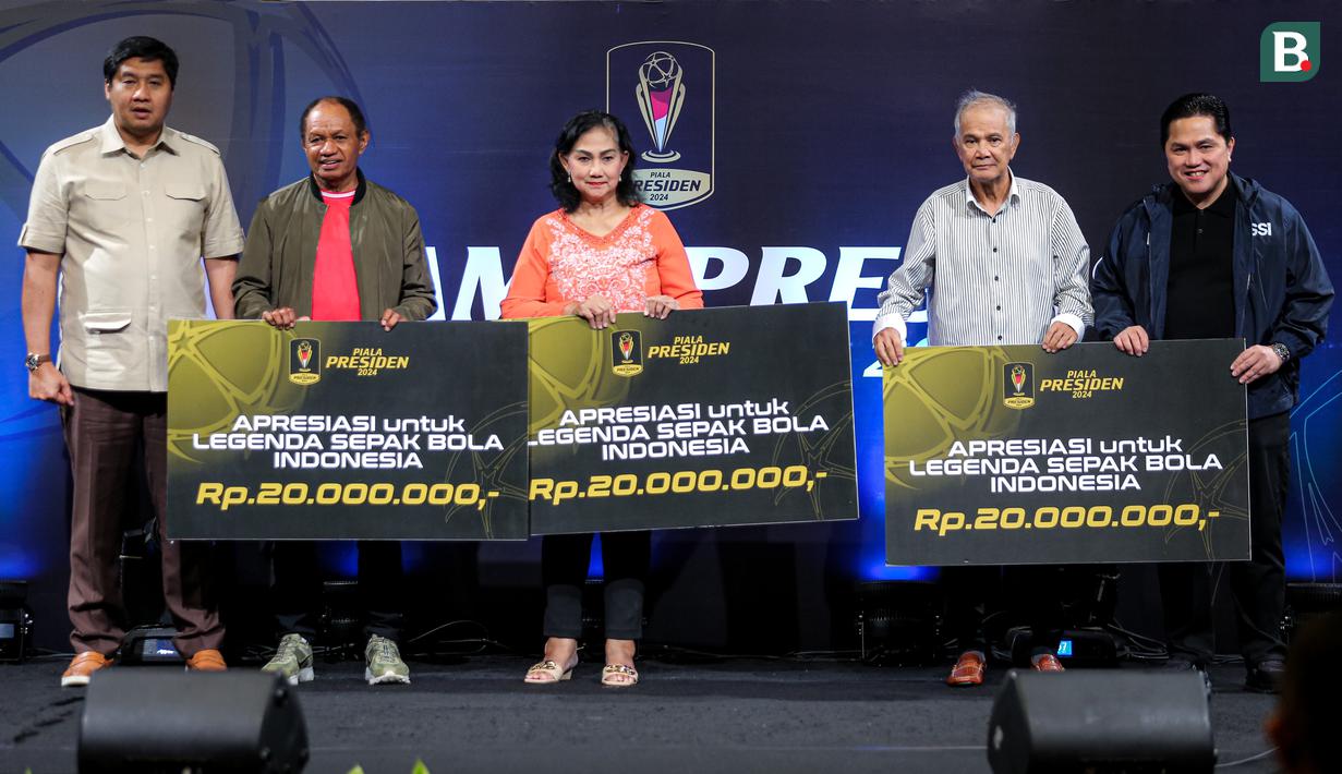 Ketua Umum PSSI, Erick Thohir (kanan) bersama Ketua Steering Committee Piala Presiden 2024, Maruarar Sirait (kiri) memberikan penghargaan untuk para legenda sepak bola Indonesia dalam acara Malam Apresiasi Piala Presiden 2024 yang berlangsung di SCTV Tower, Senayan, Kamis (19/12/2024). (Bola.com/Bagaskara Lazuardi)