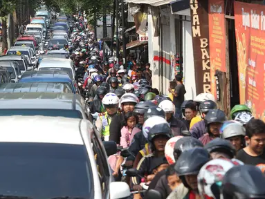 Kendaraan terjebak kemacetan di akses jalan menuju pintu masuk Kebun Binatang Ragunan, Jakarta, Jumat (1/1). Kemacetan tersebut disebabkan oleh tingginya antusiasme warga yang ingin berlibur di kawasan Ragunan. (Liputan6.com/Immanuel Antonius)