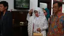 Calon mempelai wanita, Nani Wijaya, terlihat cantik dengan balutan busana putihnya didampingi anak beserta kerabat dan sahabatnya. Di sampingnya terlihat Ajip Rosidi, sang calon mempelai pria tampak gagah dengan batiknya. (Adrian Putra/Bintang.com)