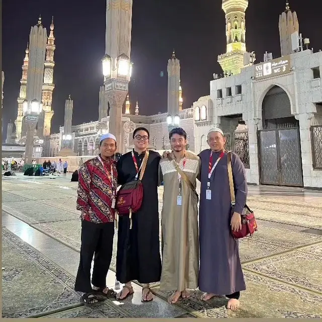 7 Potret Bryan Domani Jalani Ibadah Umroh, Penampilannya Curi Perhatian