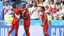 Para pemain Peru merayakan gol yang dicetak Andre Carillo ke gawang Australia pada laga grup C Piala Dunia di Stadion Fisht, Sochi, Selasa (26/6/2018). Peru menang 2-0 atas Australia. (AP/Martin Meissner)
