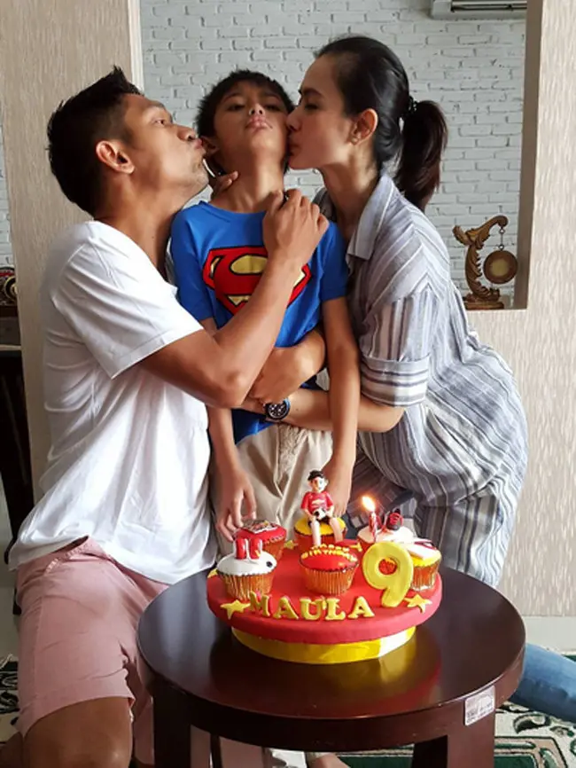 Ibnu Jamil dan Ade Maya bersama anaknya. (Instagram)